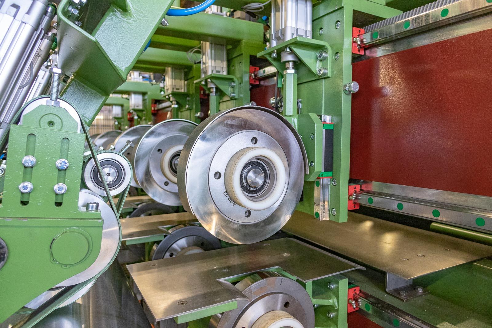 In einer Fabrik schneidet eine Maschine ein Stück Metall.