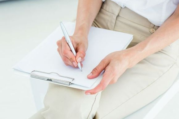 due mani che scrivono su un rilievo di scrittura