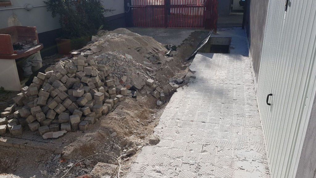 Un mucchio di terra e mattoni