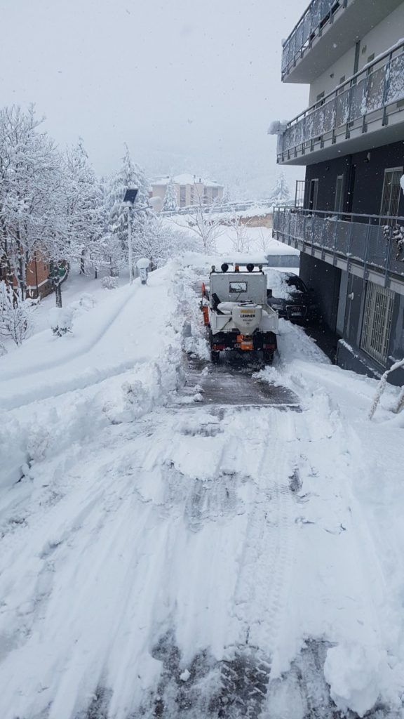 Mezzo che spala neve