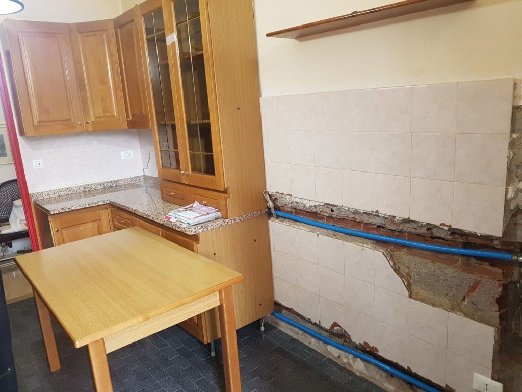 Parete in riparazione con tubi in vista