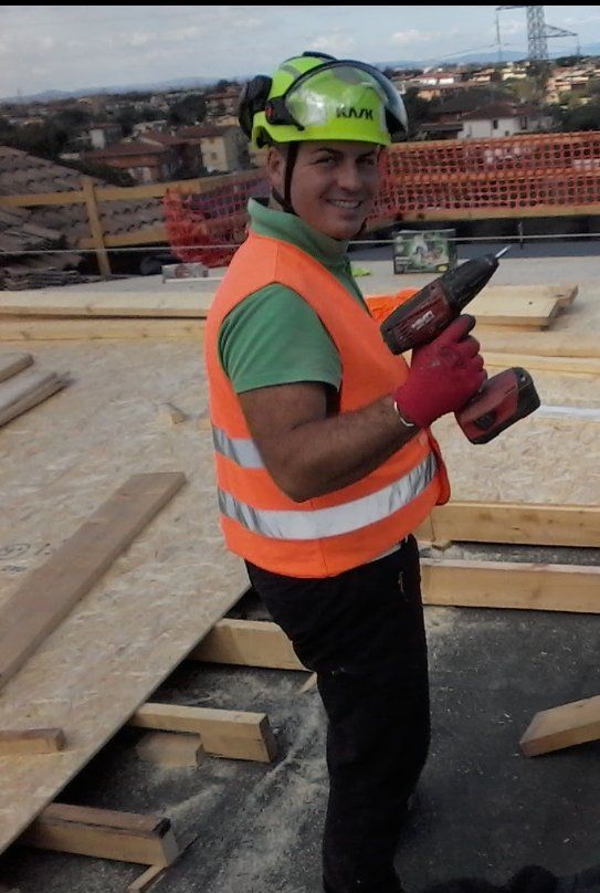 Un carpentiere con un trapano