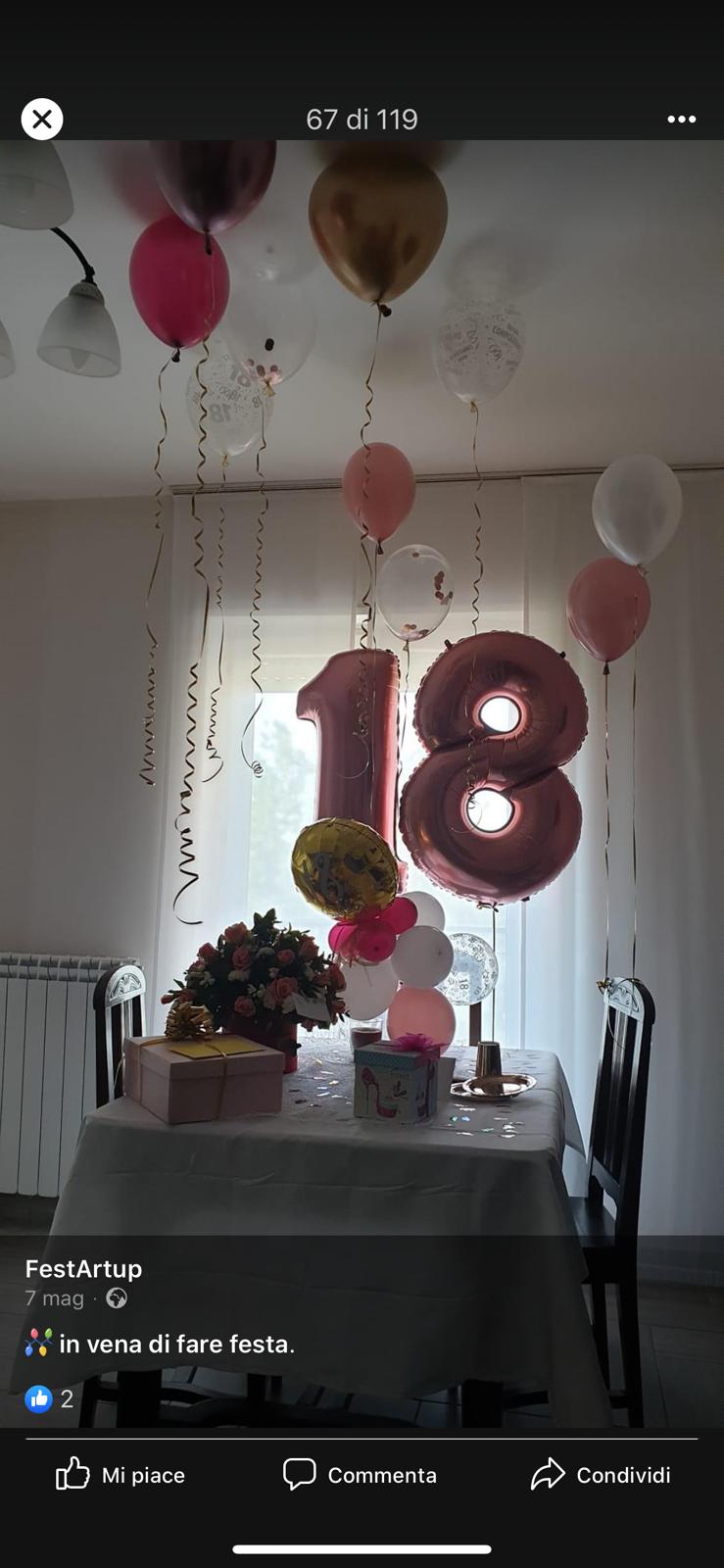 Un tavolo decorato per una festa di 18° compleanno con palloncini e un palloncino con il numero 18.
