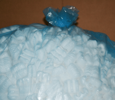 Sacchetto di arachidi da imballaggio bianche sigillato con un sacchetto di plastica blu.