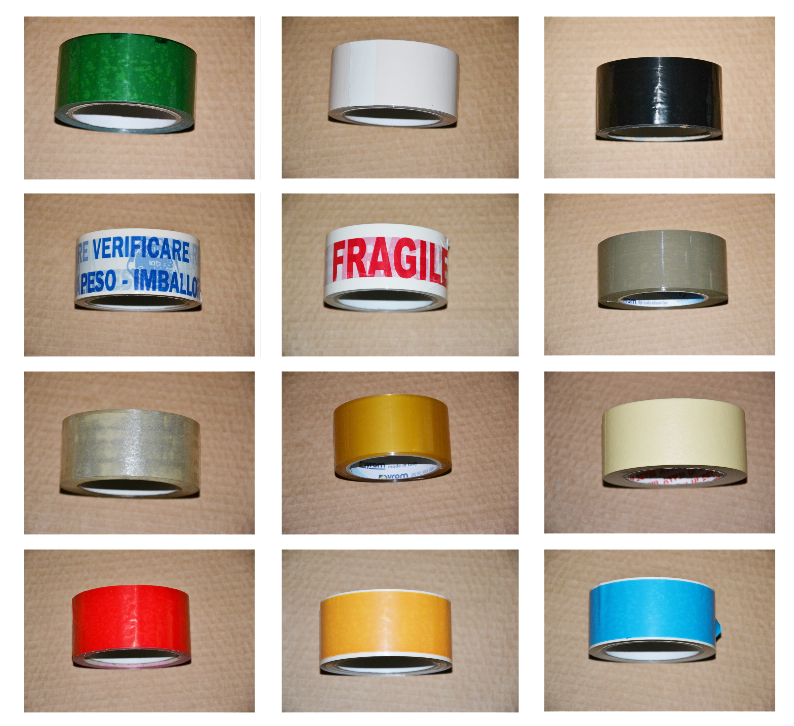 File di rotoli di nastro adesivo da imballaggio di vari colori.