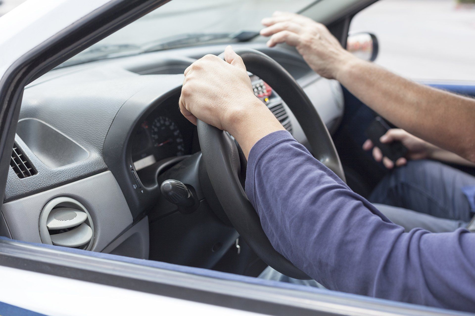 guidatore al volante per esame patente