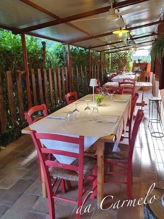 tavoli della terrazza coperta apparecchiati e allineati
