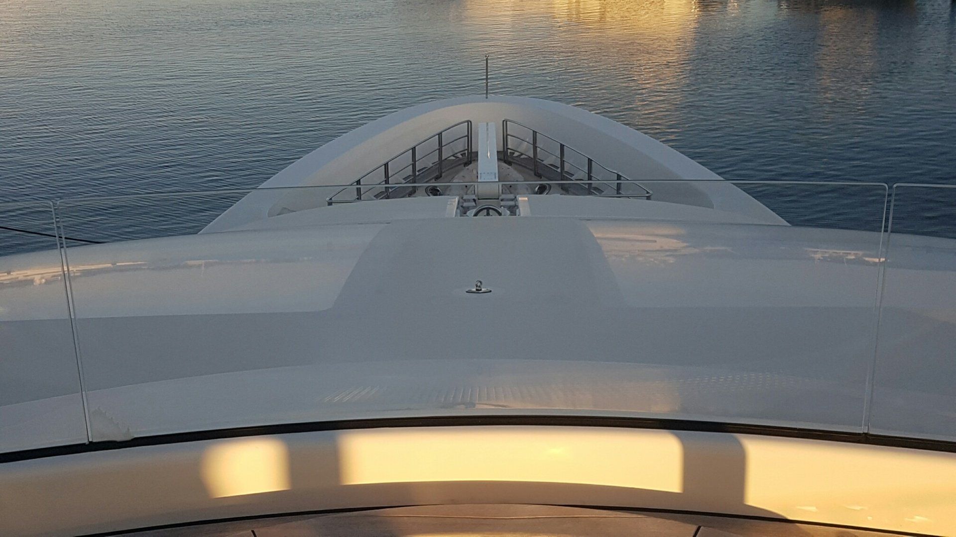 Yacht curved glass guardrail