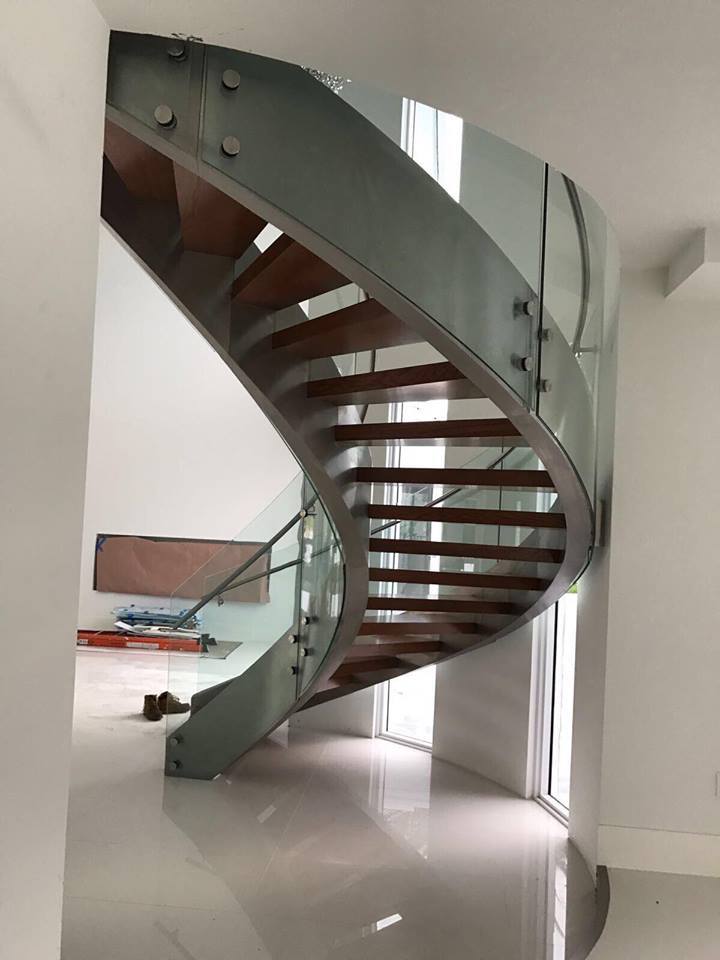 Curved balustrade glass