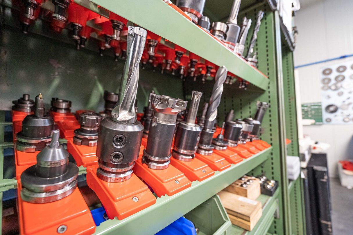 lavorazione di componenti in metallo presso l'officina meccanica
