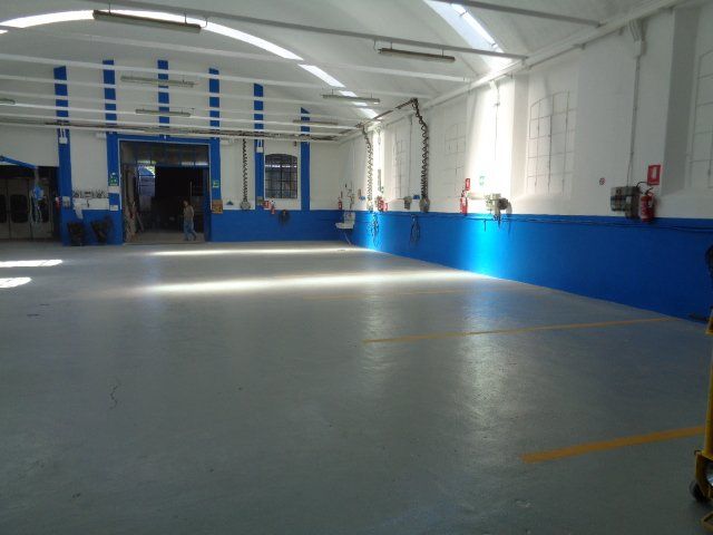 ampia officina per riparazioni auto