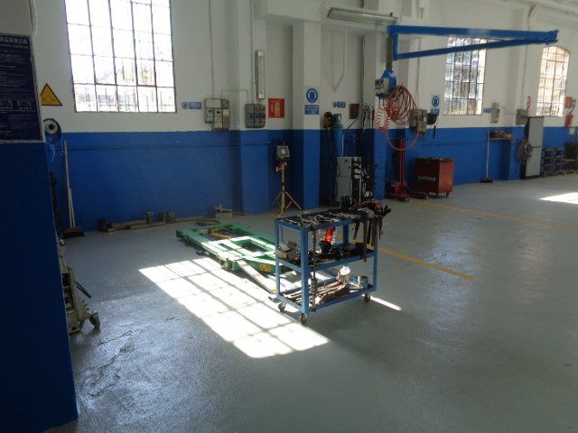 postazione per revisioni auto in carrozzeria Nuova Spram