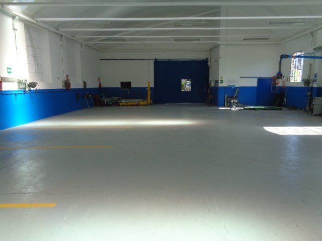ampia sala interna della carrozzeria Nuova Spram