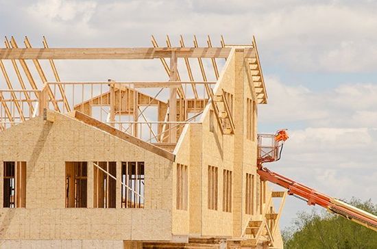 una casa di legno in costruzione