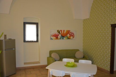 Sala da pranzo con frigorifero e divano