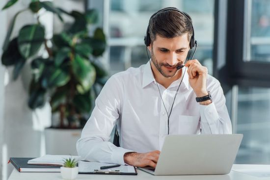 interprete con auricolare