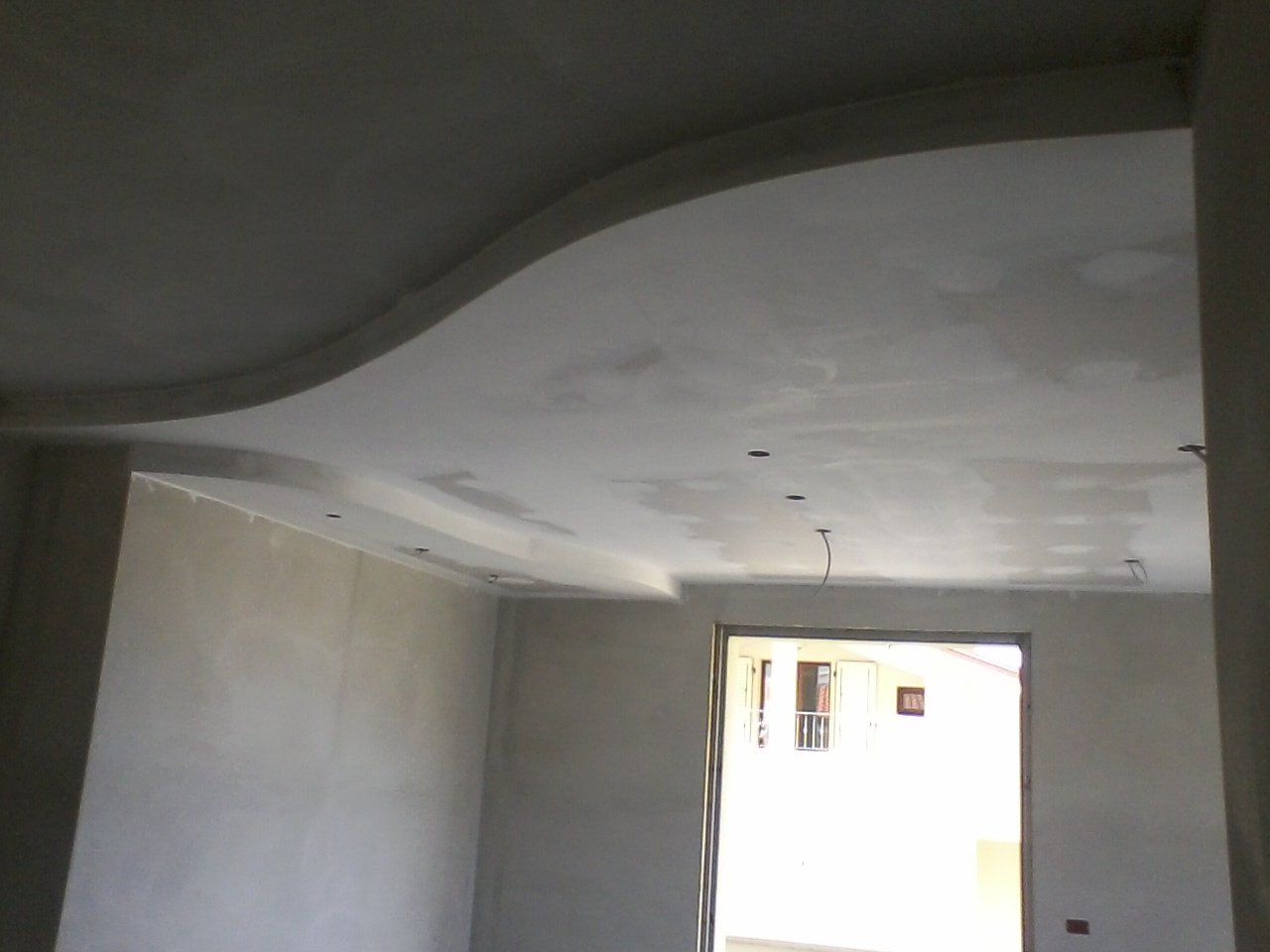 inquadratura di parte di una stanza con controsoffitto in cartongesso