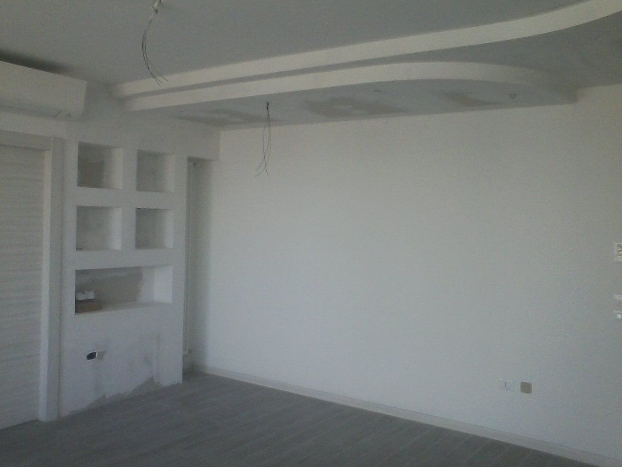 angolo di una stanza con parete e controsoffitto in cartongesso