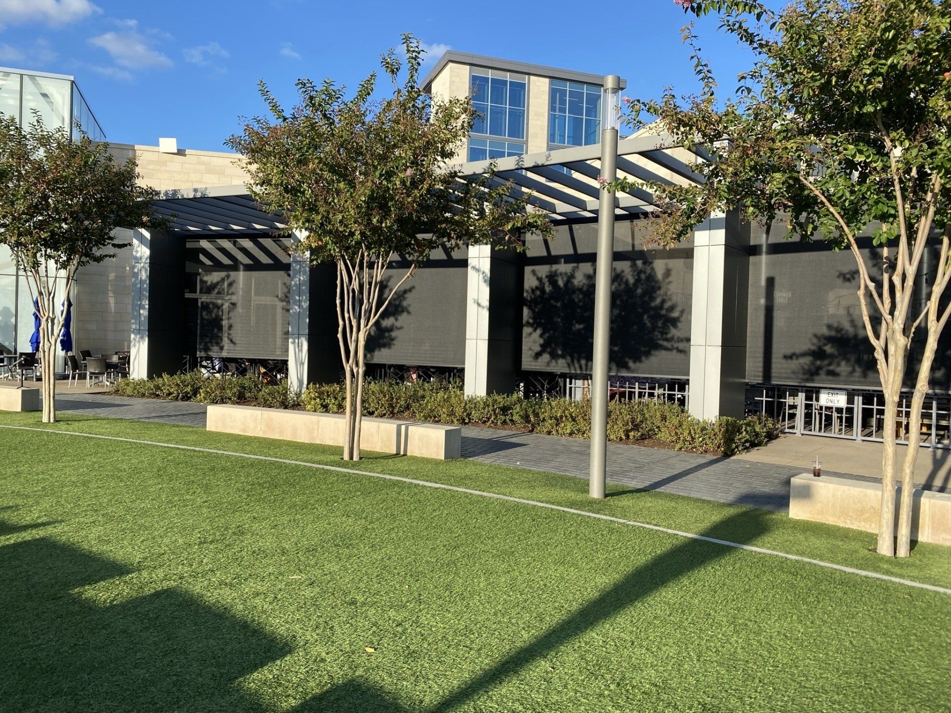 exterior retractable screens image