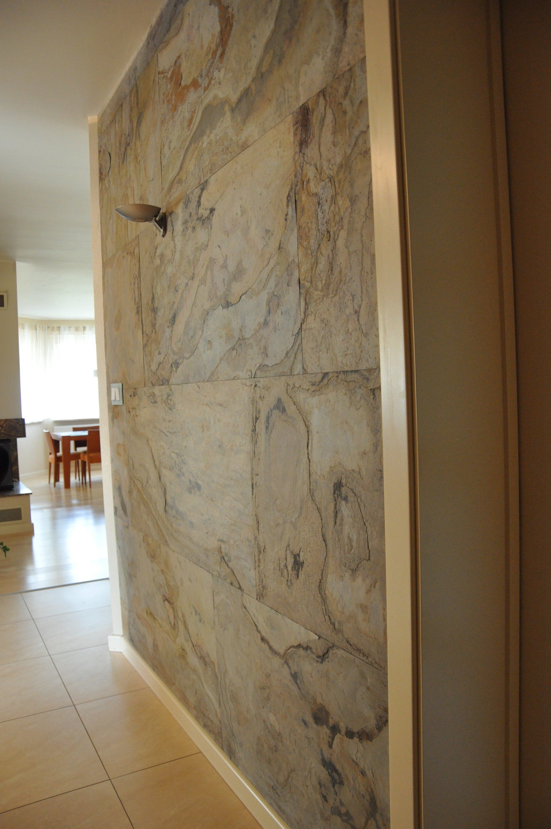 Stone wall with light colors, in an interior hallway.