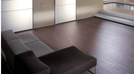 Soggiorno con pavimentazione in parquet laminato