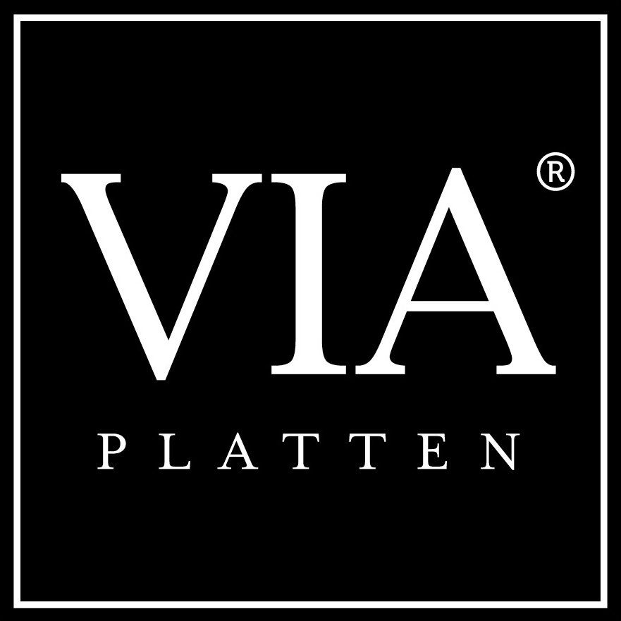 Das Logo von Via Platten ist weiß auf schwarzem Hintergrund.