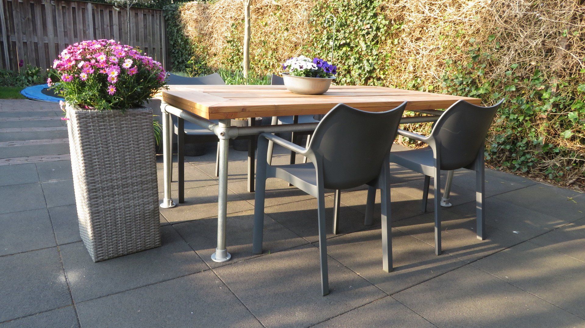 Stijgerhouten tuintafel