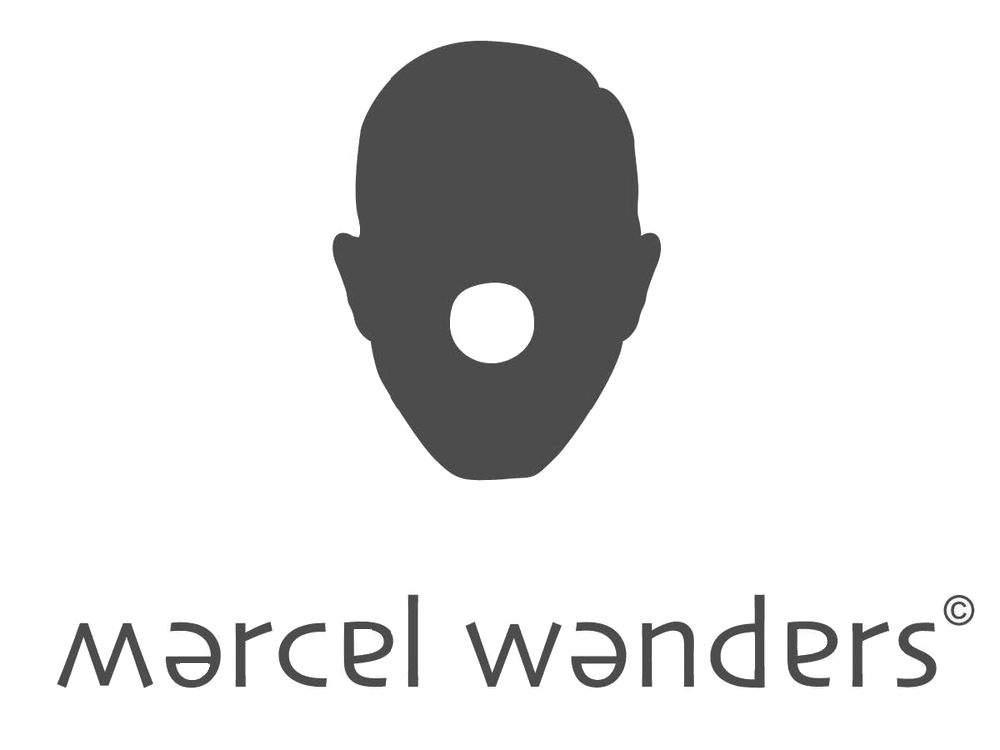 Het logo van Marcel Wanderers met een gestileerd donkergrijs gezichtje en daaronder tekst.