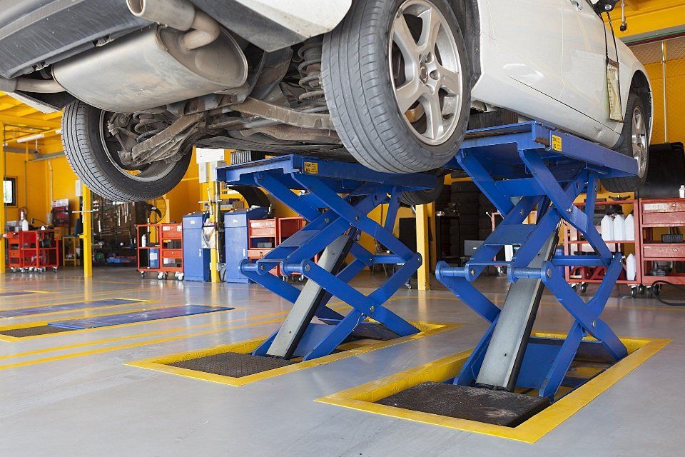 auto durante una riparazione in sede