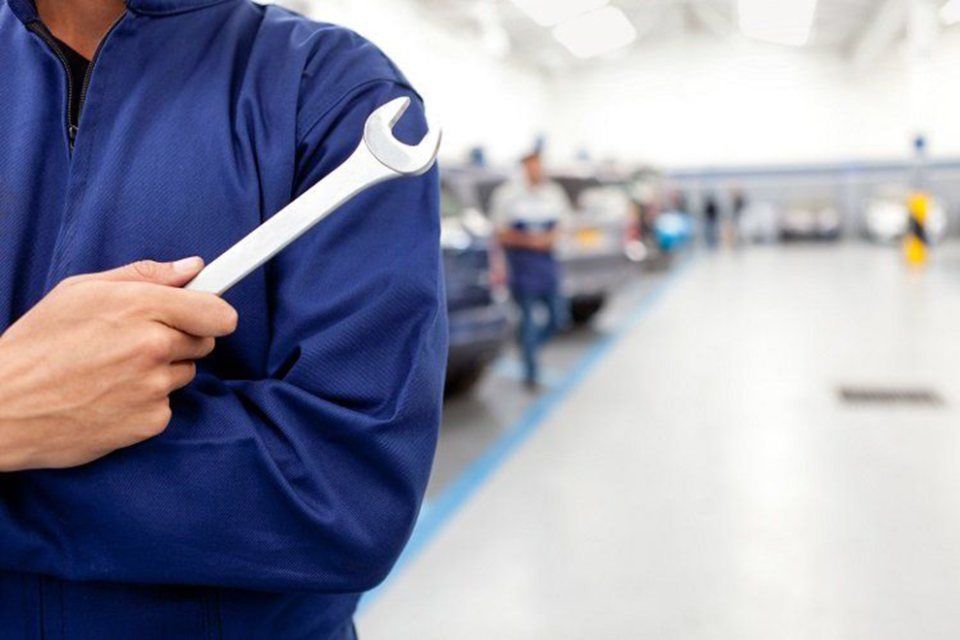 meccanico in officina con chiave inglese