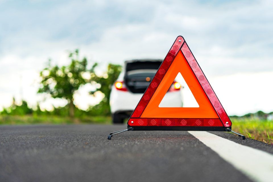 auto in panne con triangolo