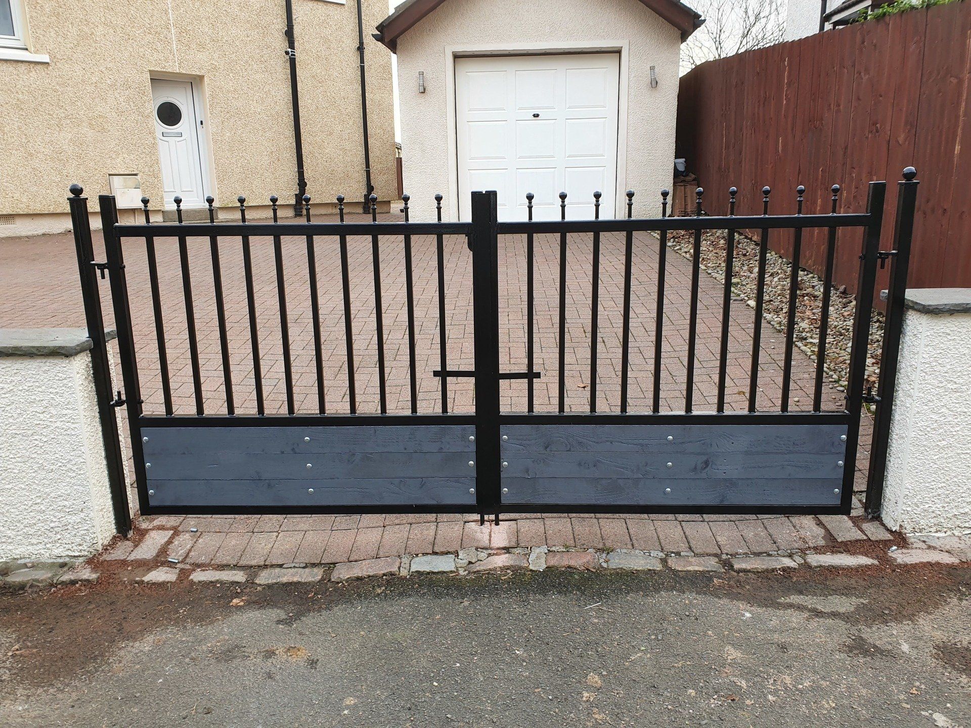 Metal gates