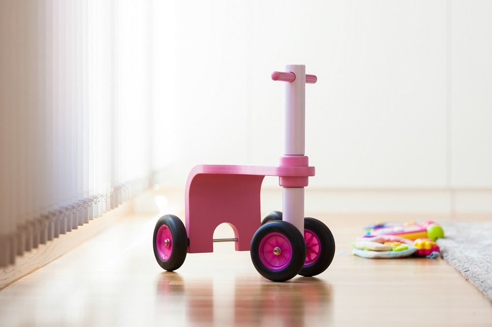 Triciclo di legno rosa