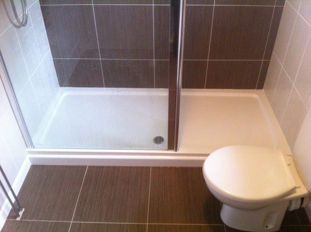 Bathtub with beautiful wall tiles