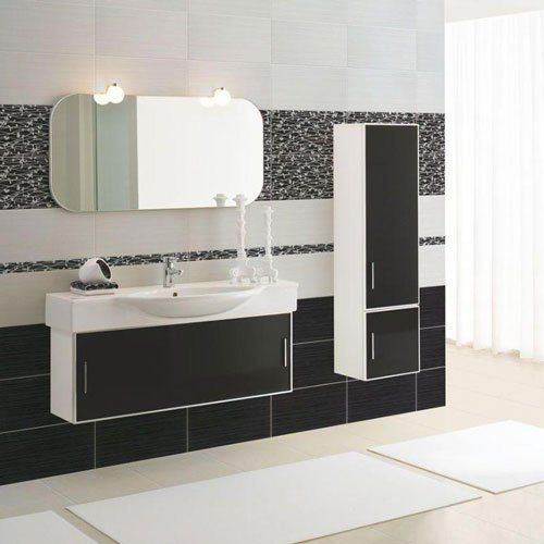 un bagno con delle piastrelle di color nero al muro 