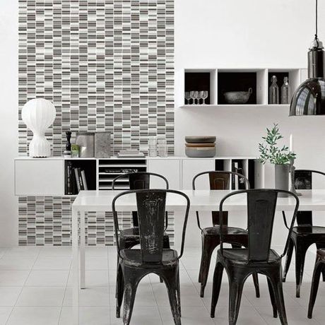 un tavolo di color bianco e delle sedie nere 