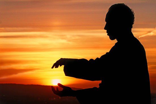Un uomo che pratica Qigong