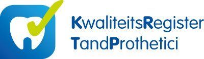 Logo voor KwaliteitsRegister TandProthetici met een wit tandpictogram en een groen vinkje op een blauw vierkant.