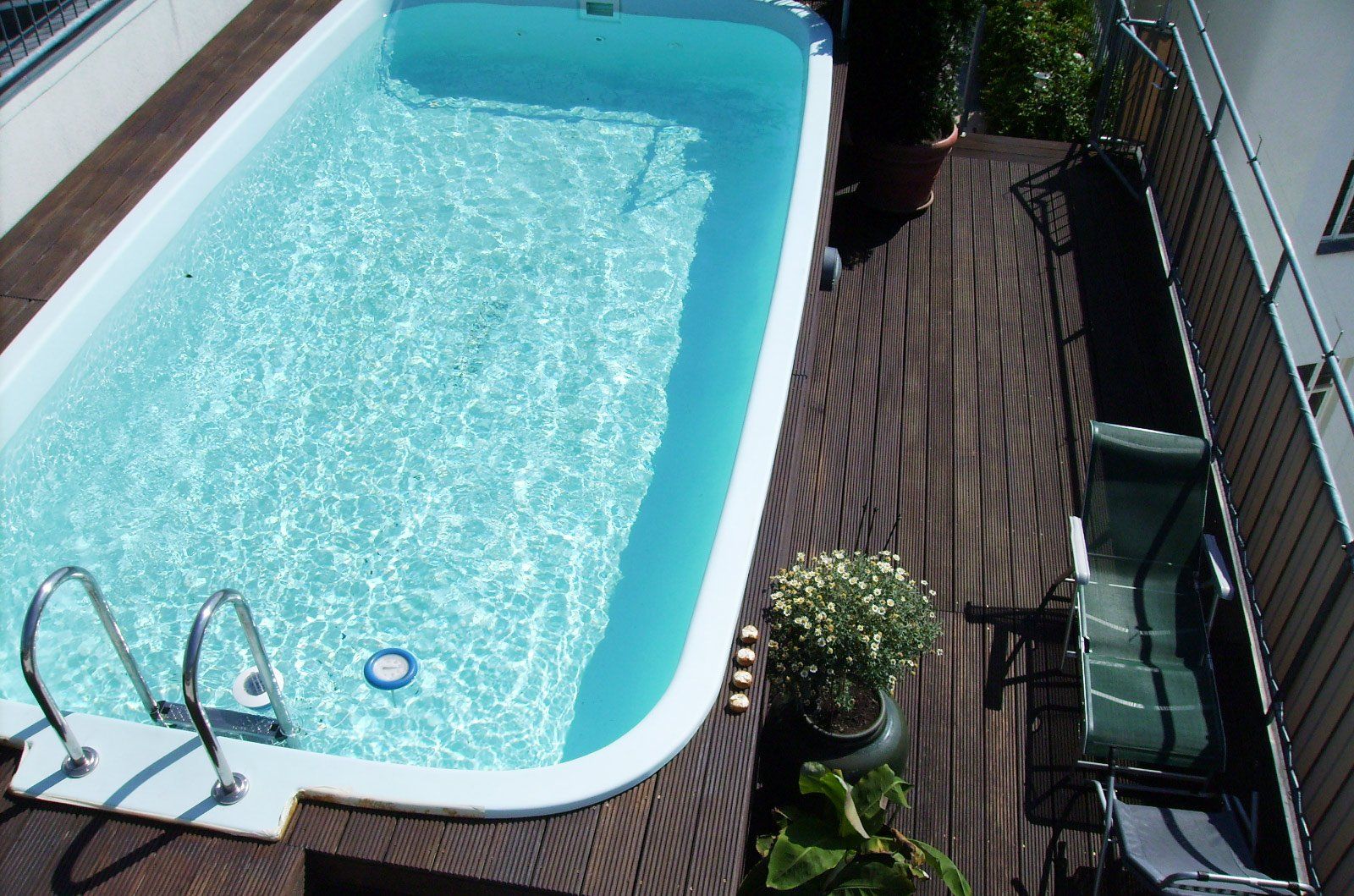 Holzterrasse Poolumrandung