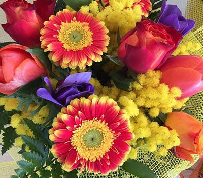 mazzo con fiori freschi e mimose per la Festa della Donna