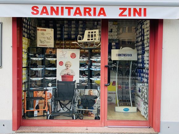 fisioterapista e paziente con tutore alla gamba