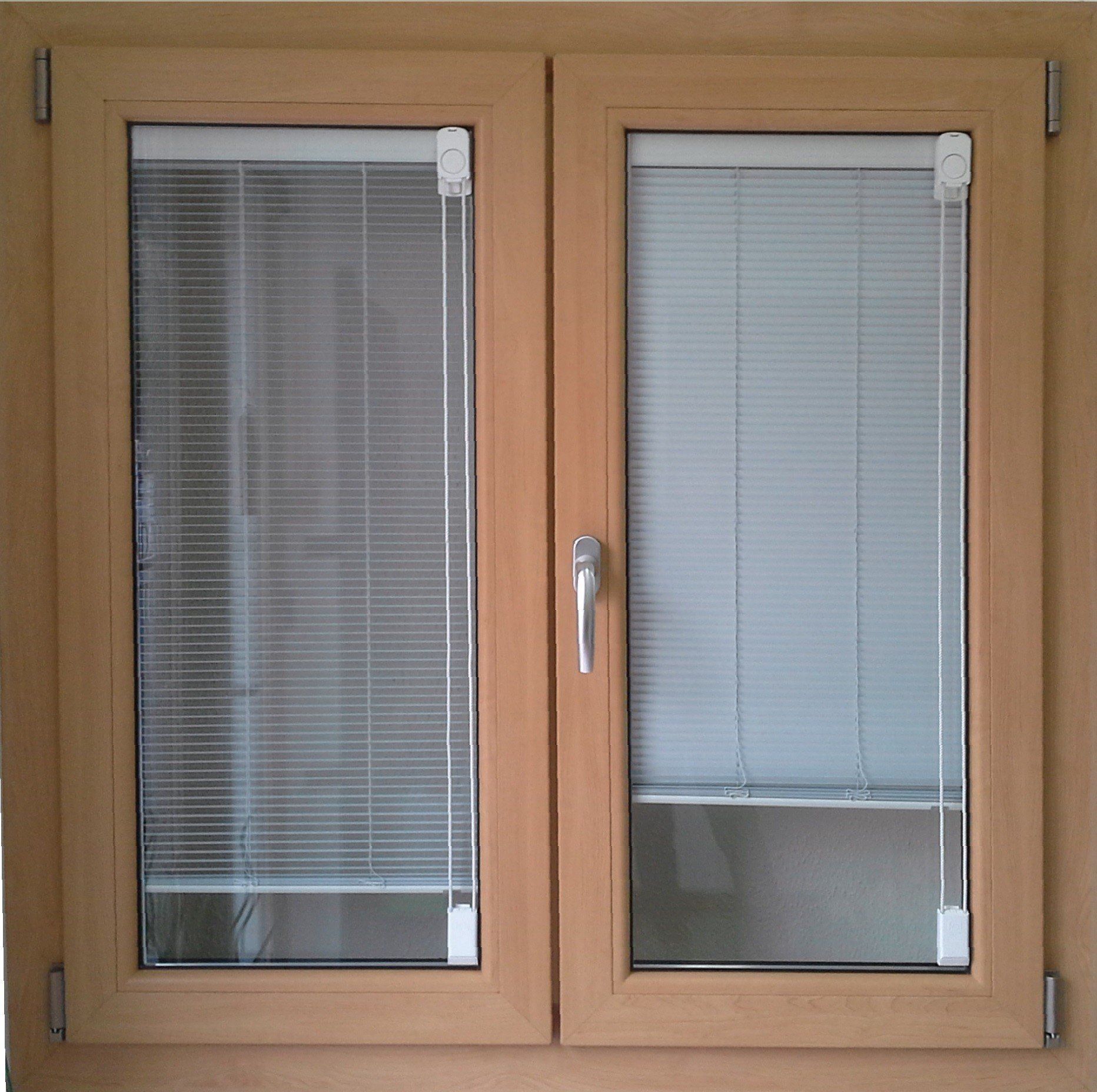 finestra in PVC con veneziana incorporata