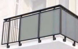 ringhiera in alluminio con quadranti in vetro