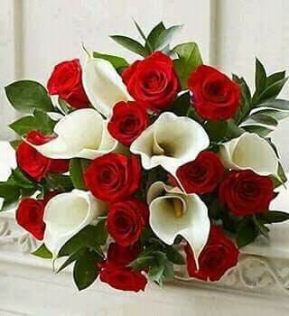 addobbo floreale con rose rosse e calle