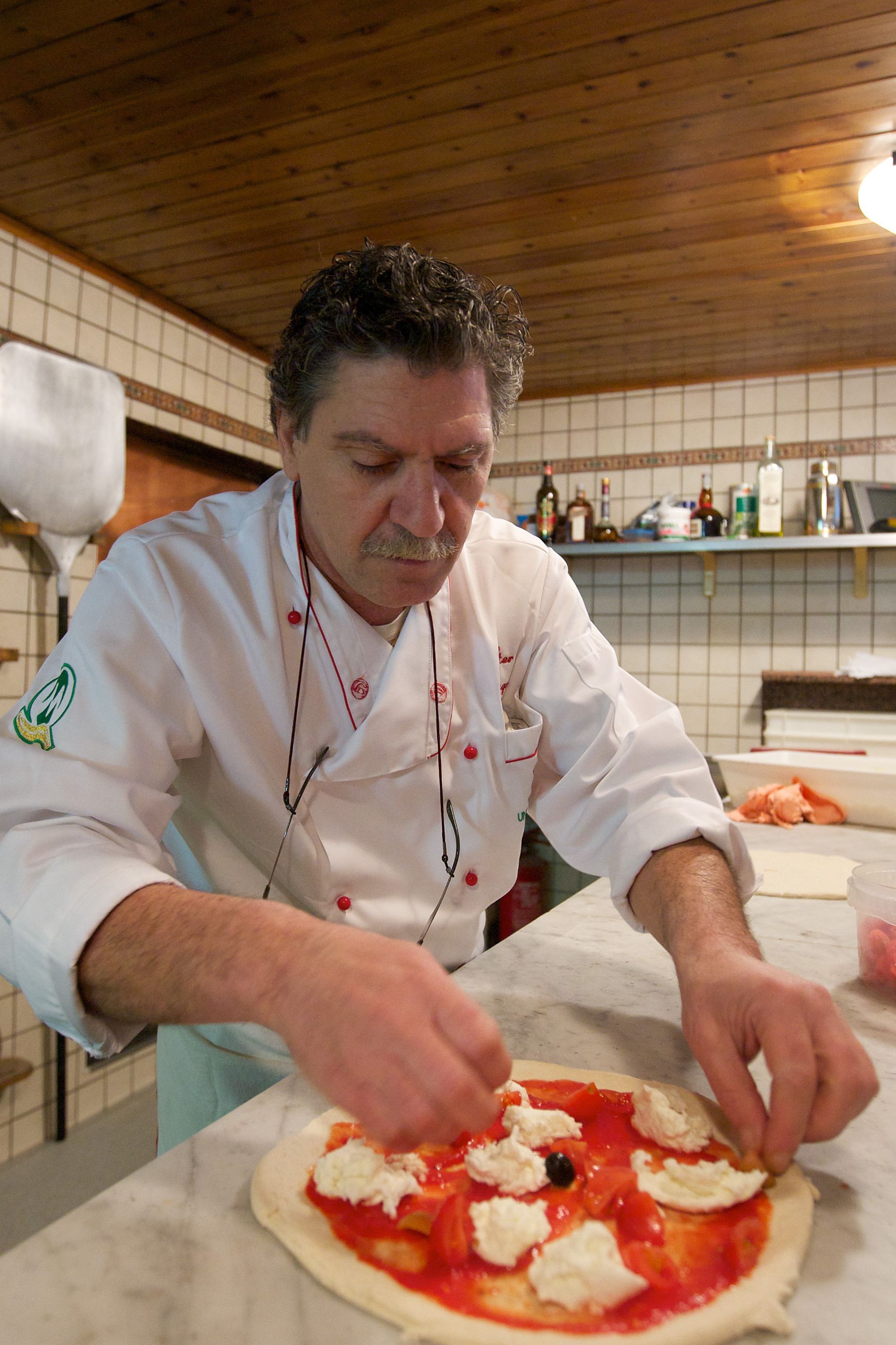 preparazione della pizza tradizionale