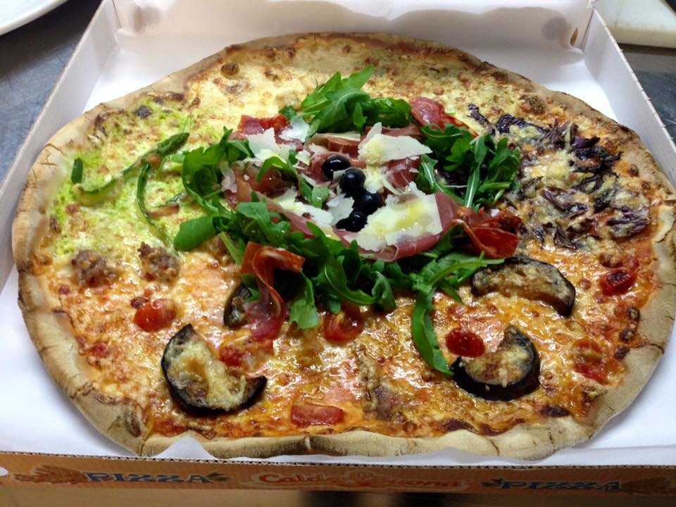 pizza cotta nel forno a legna