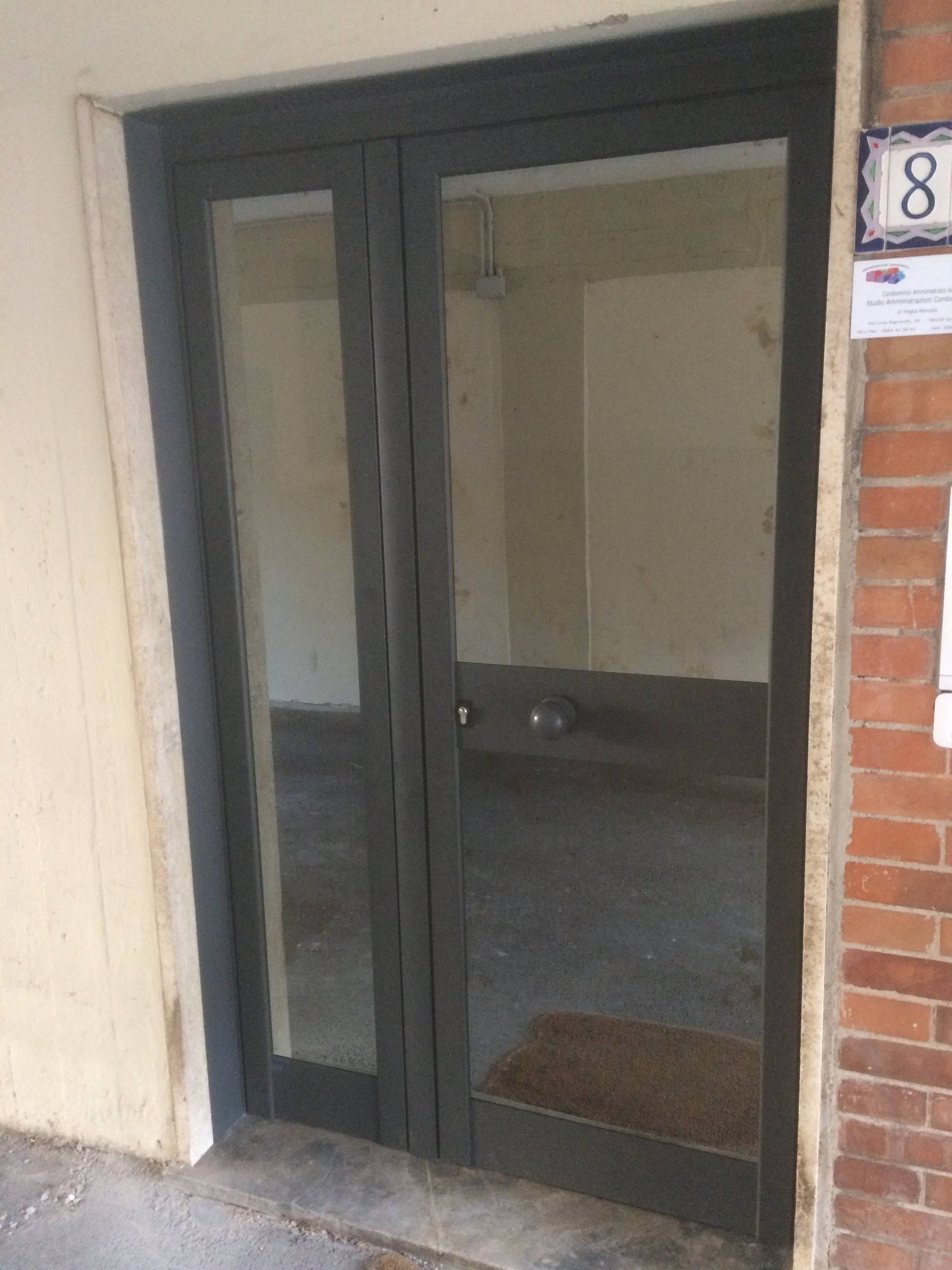 porta in vetro e PVC