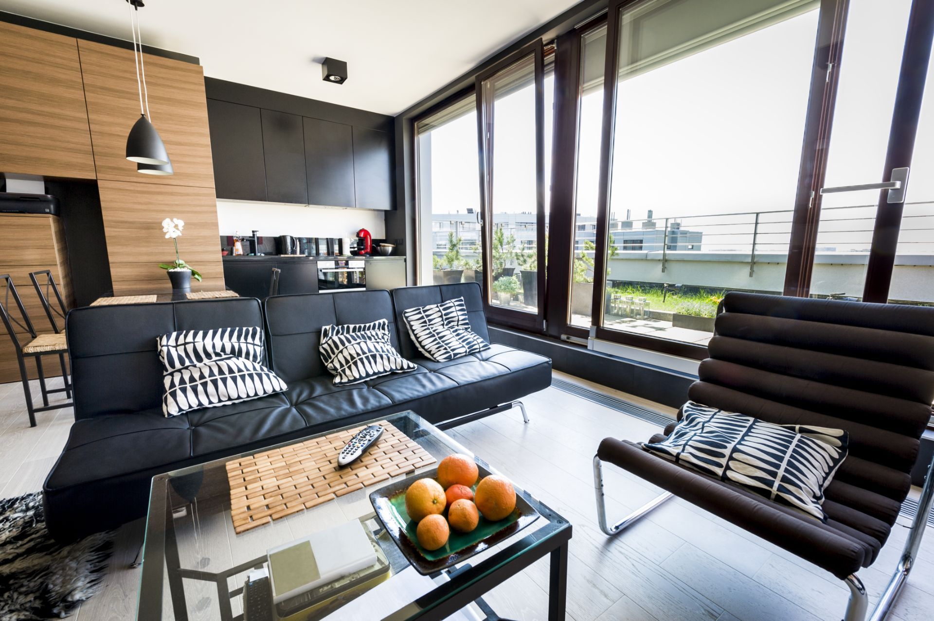ambiente unico con cucina e salone con porta finestra in PVC con apertura a vasistas, scorrevole e a battente