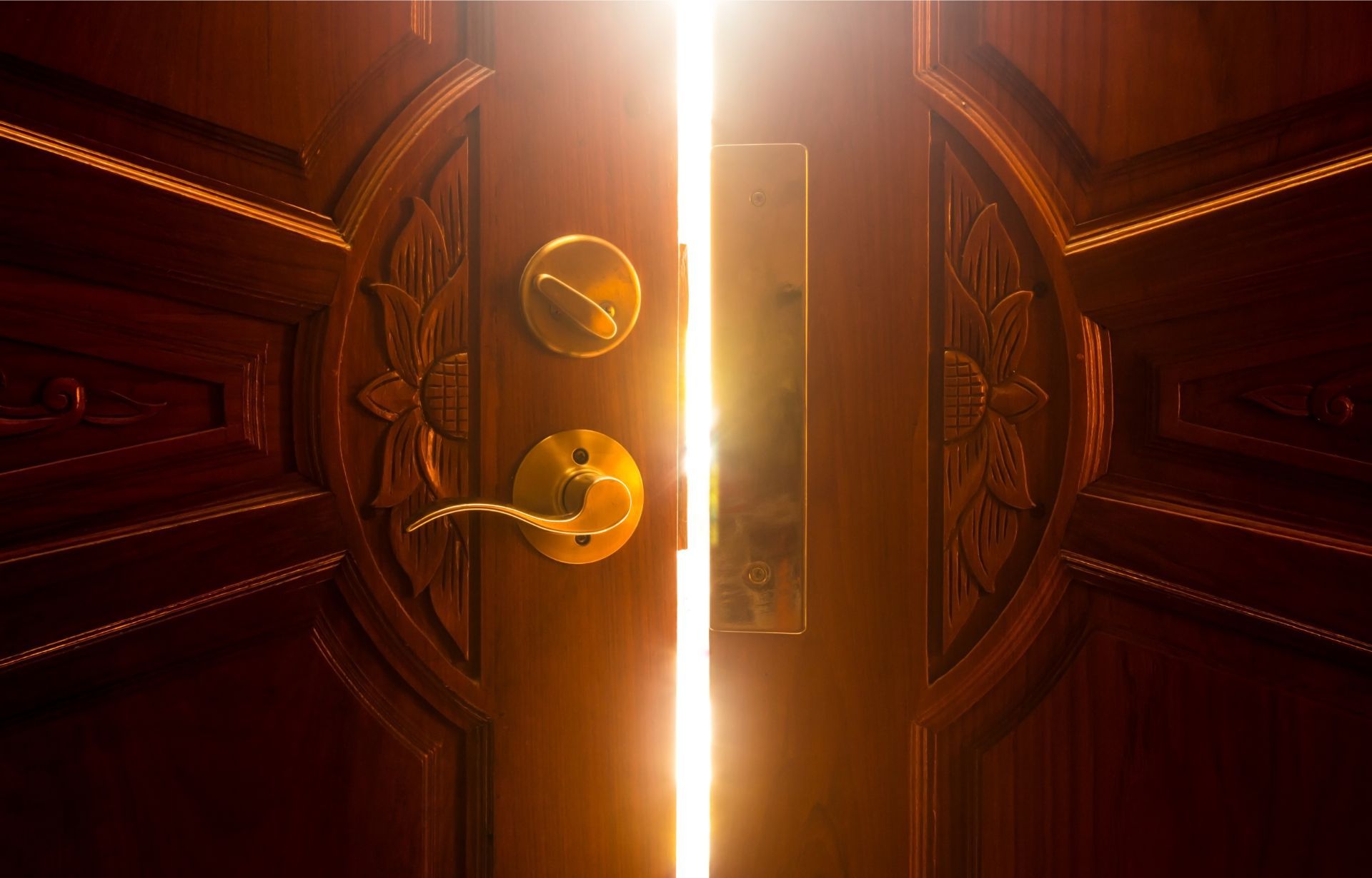 porta in legno lavorata