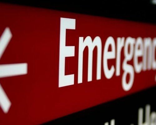 Un cartel rojo con la palabra emergencia.